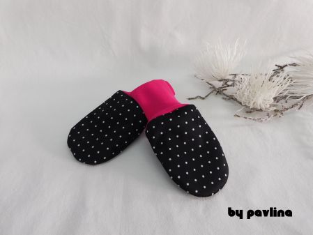 Dívčí kojenecké softshellové rukavice-Puntíčky na černé