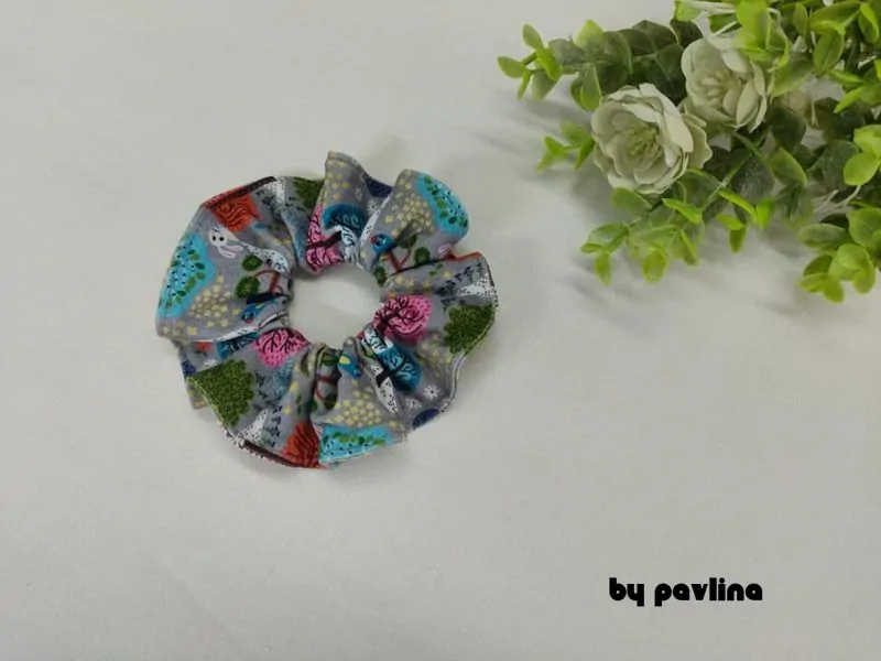 Gumička do vlasů / scrunchies - Zvířátka v barevném lese
