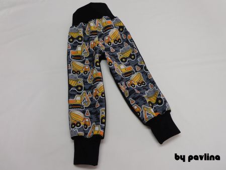 Chlapecké zimní rostoucí softshellové kalhoty - Stavební stroje žl. + černá