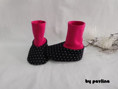 Softshellové capáčky - Puntíčky na černé s malinou