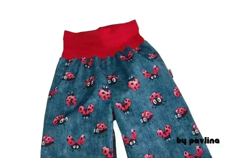 Dívčí jarní - podzimní rostoucí softshellové kalhoty - Červené berušky