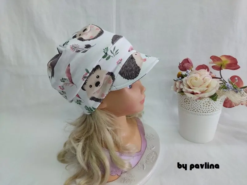 Dívčí / dámská čepice s kšiltem - Ježečci