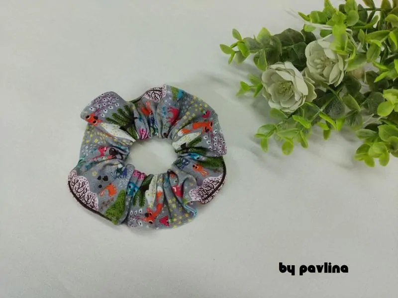 Gumička do vlasů / scrunchies - Zvířátka v barevném lese