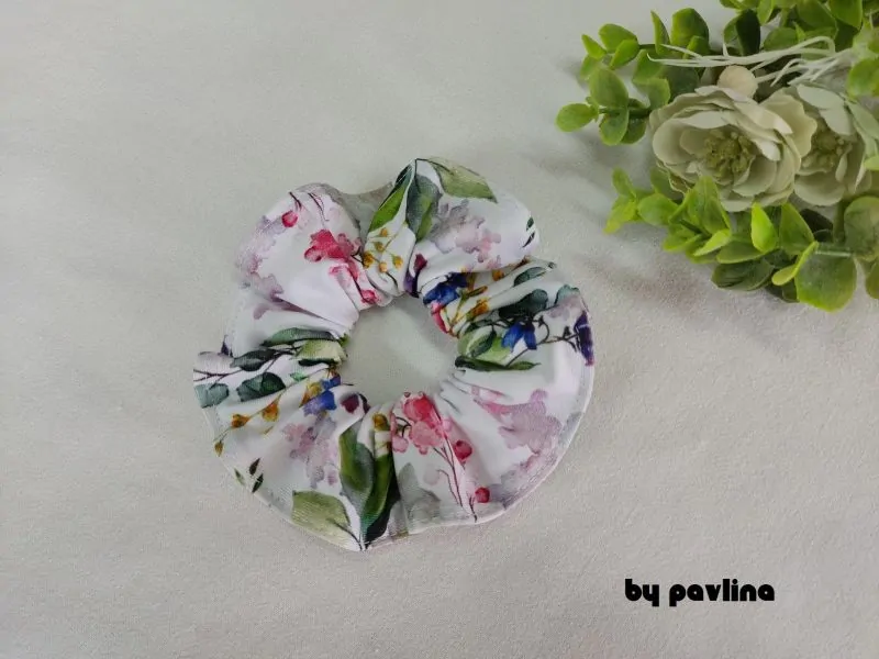 Gumička do vlasů / scrunchies - Jabloňové květy na bílé