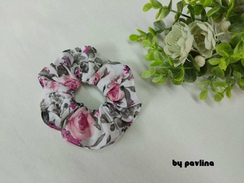 Gumička do vlasů / scrunchies - Kytice růží