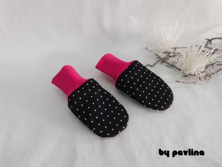 Dívčí kojenecké softshellové rukavice-Puntíčky na černé