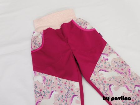 Dívčí jarní - podzimní softshellové kalhoty - Tm. malina + Jednorožci