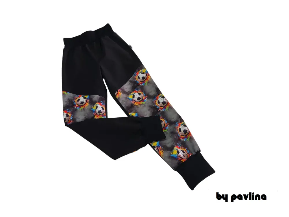 Chlapecké jarní - podzimní rostoucí softshellové kalhoty - Černé + Fotbalové míče