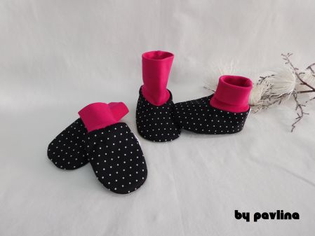 Softshellové capáčky - Puntíčky na černé s malinou