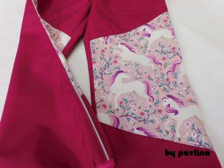Dívčí jarní - podzimní softshellové kalhoty - Tm. malina + Jednorožci